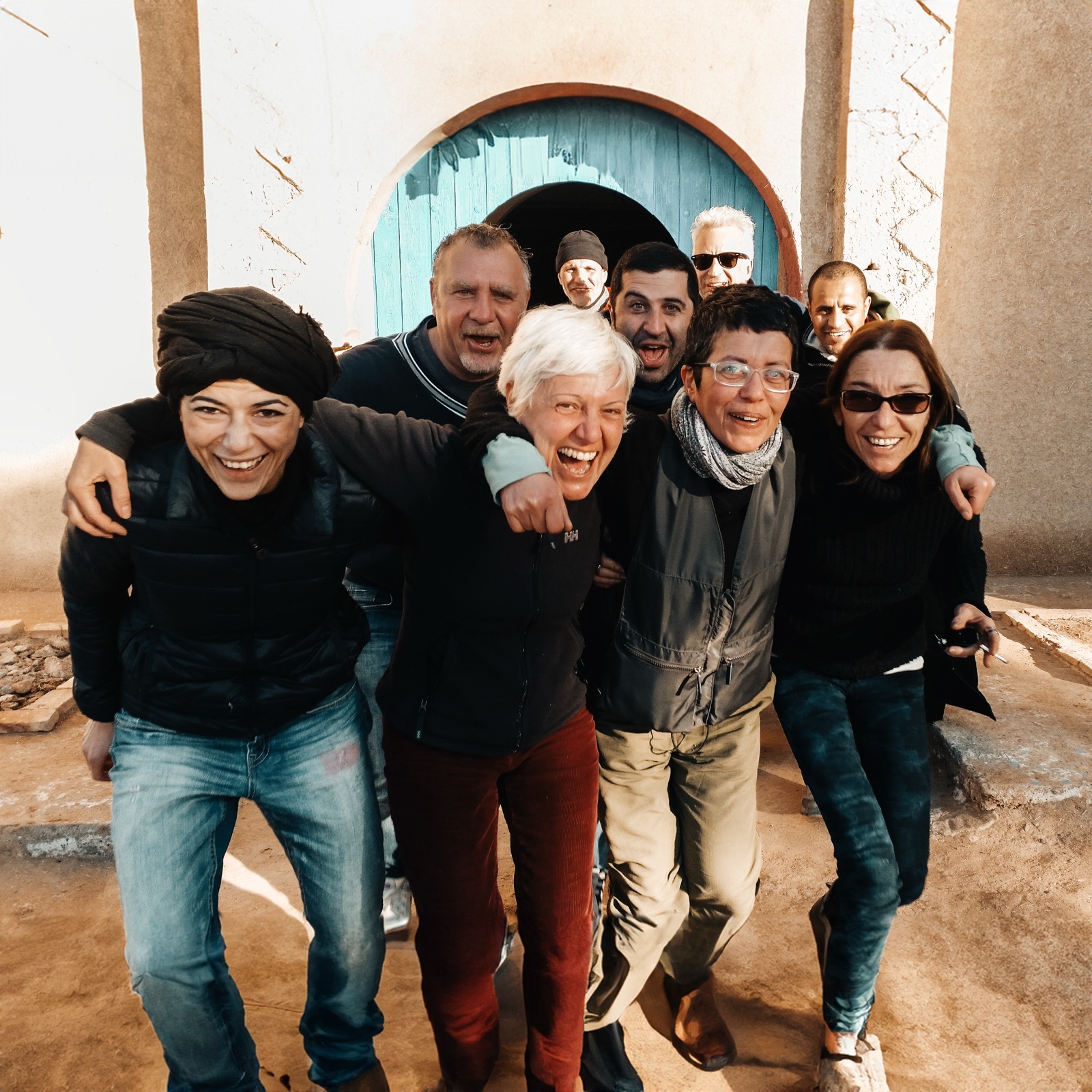 Gruppo di amici a Dar Haroun durante un viaggio AlidTours