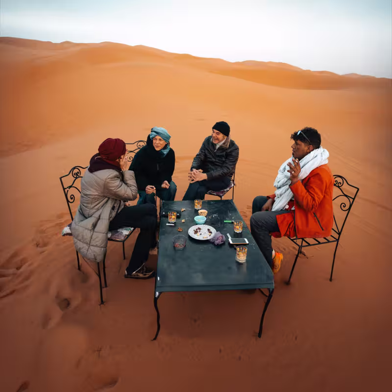 Aperitivo al tramonto sulle dune dell'Erg Chebbi