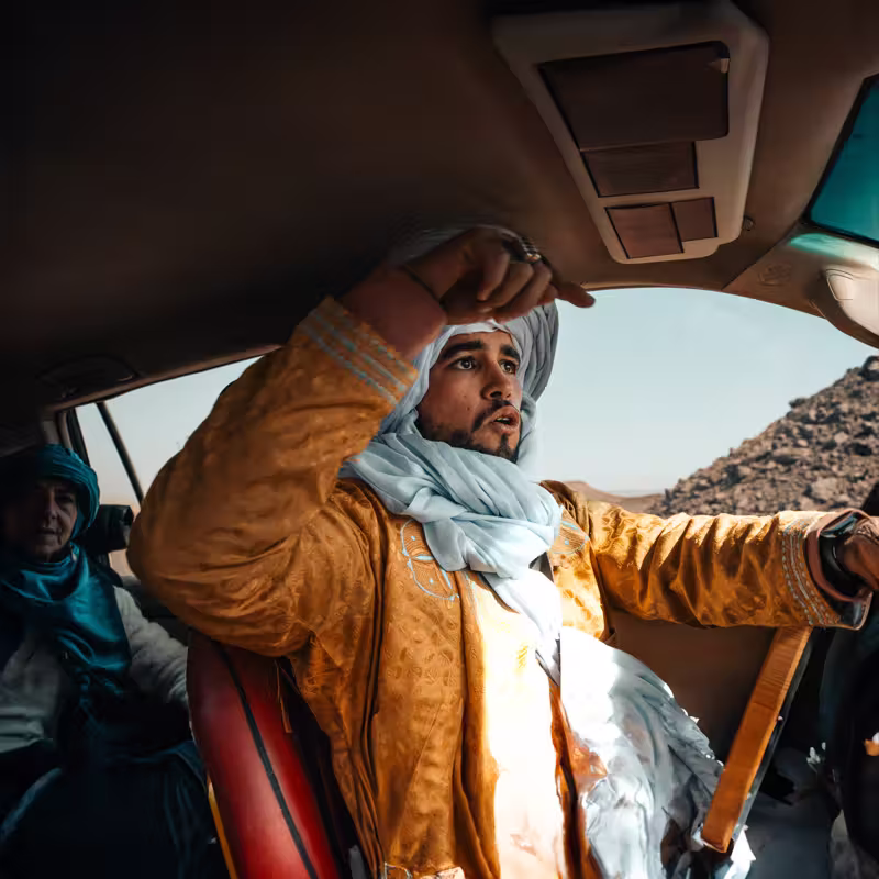 Alì pilota il fuoristrada nelle piste del deserto